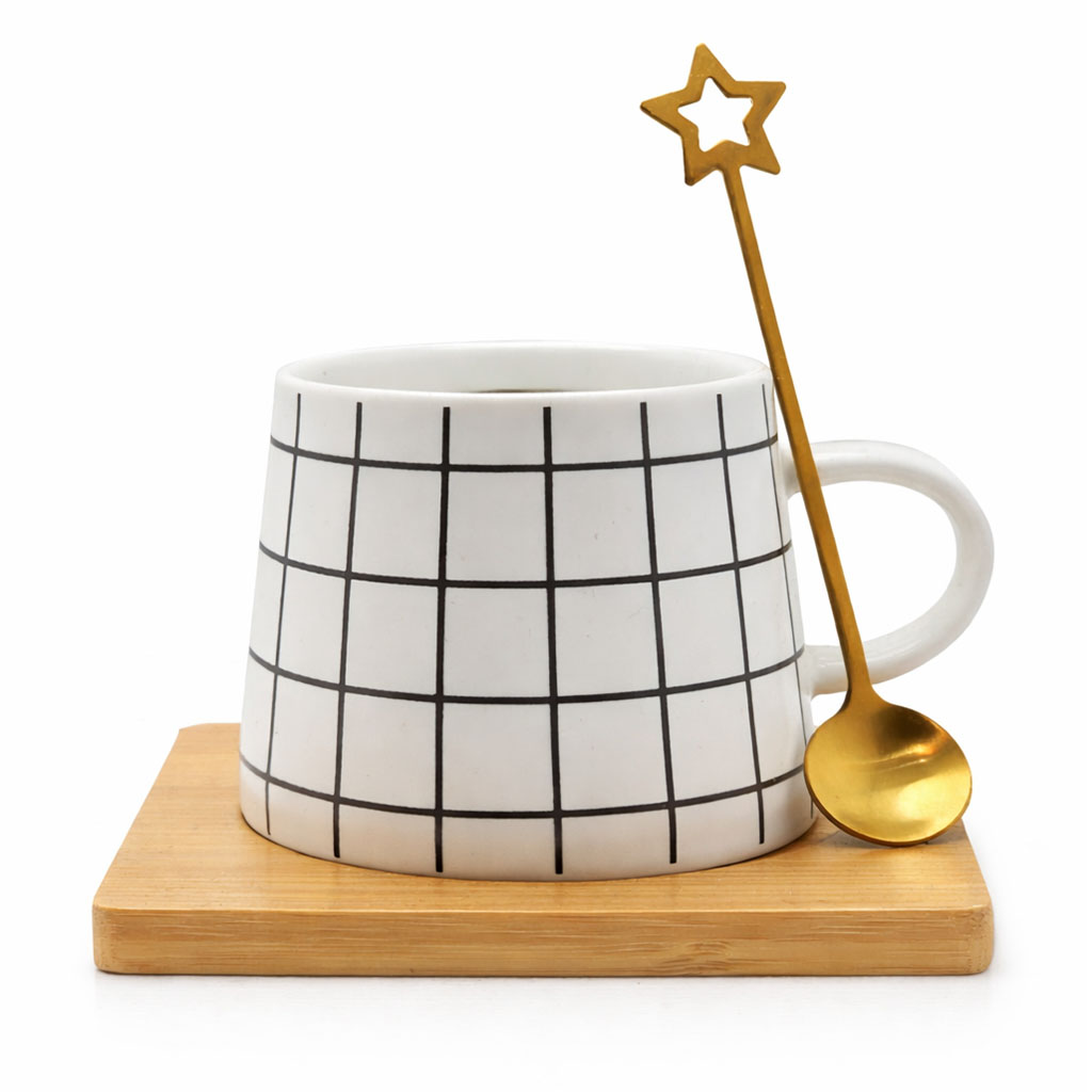 ماگ طرح چهارخانه کد KP-150 به همراه قاشق و در