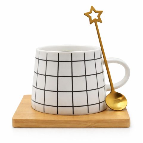ماگ طرح چهارخانه کد KP-150 به همراه قاشق و در